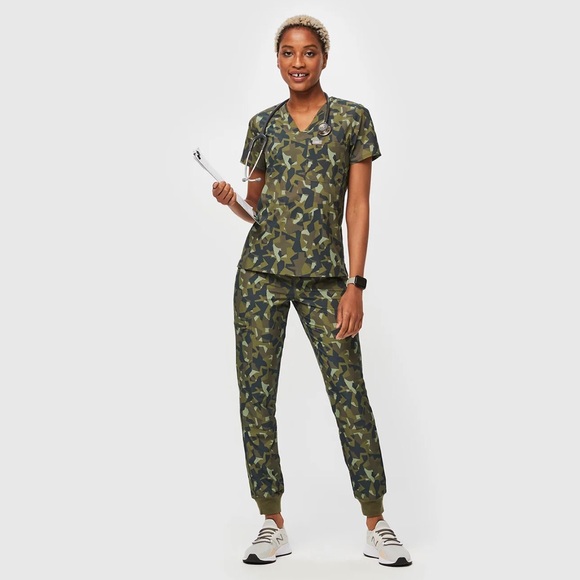 FIGS Catarina FreeX One Pocket Scrub Top BRAND NEW Camo Martini Olive Size XS - Picture 4 of 7